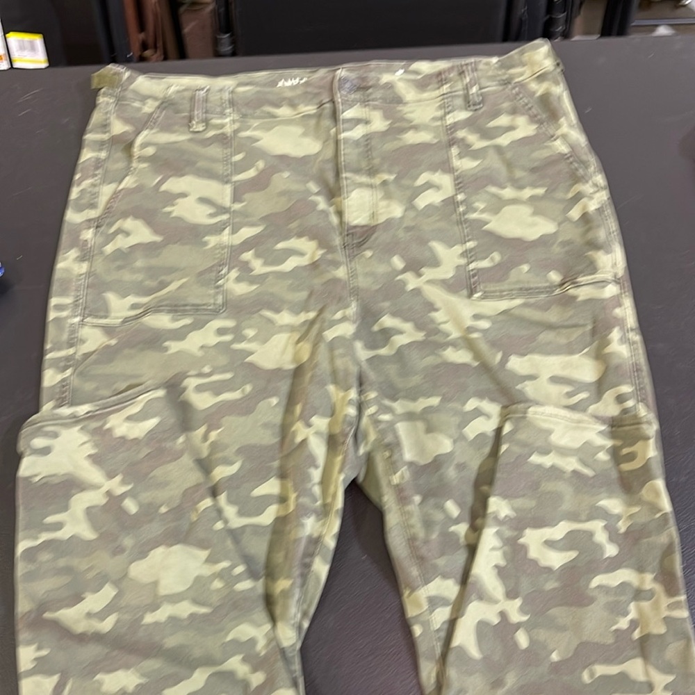 American Eagle camo pants with stretch only worn twice